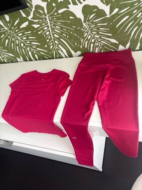 ALO Yoga Bright Fuchsia Performance Top